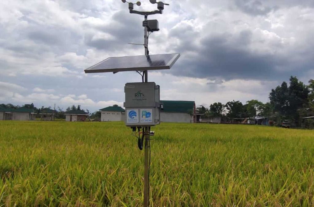 Alat sensor tanah dan cuaca yang dipasang di salah satu lahan pertanian warga di Desa Bilebante, Kecamatan Pringgarata, Kabupaten Lombok Tengah, Nusa Tenggara Barat, seperti terlihat Kamis (4/11/2021).
