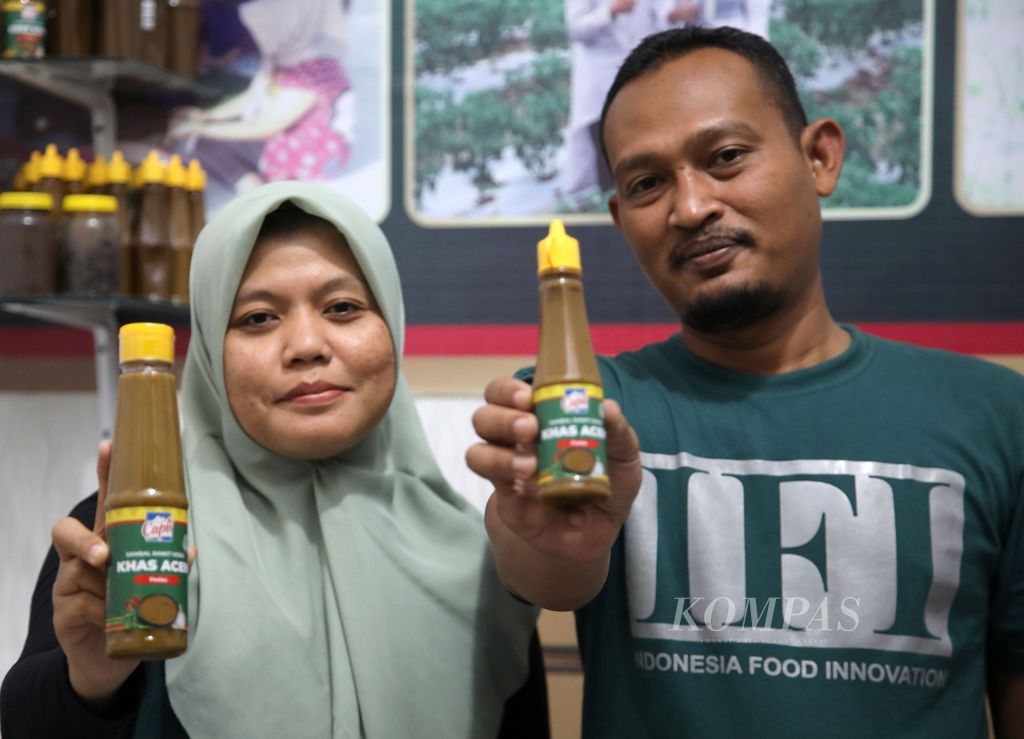 Yuliana-Murtala Hendra Syahputra, pasangan suami istri produsen sambel rawit hijau dalam kemasan dengan merk Capli di rumah produksinya di Kota Banda Aceh, Provinsi Aceh, Senin (12/8/2024). 