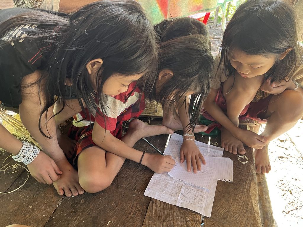 Anak-anak Punan Batu di hutan Sajau Banau, Bulungan, Kalimantan Utara, belajar membaca dan menulis, Sabtu (3/9/2022). Hingga saat ini tidak ada sekolah dan fasilitas kesehatan untuk komunitas Punan Batu. 