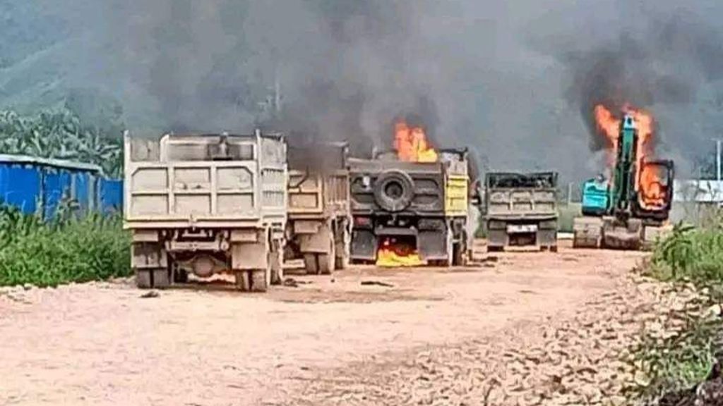 Sekelompok orang membakar dua truk di Distrik Kamu, Kabupaten Dogiyai, Papua Tengah, Sabtu (12/11/2022).