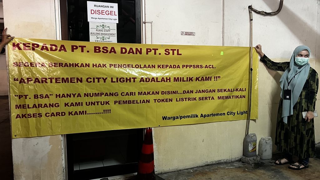 Penghuni menyegel kantor manajemen apartemen City Light di Ciputat Timur, Tangerang Selatan, Banten, Selasa (24/1/2023).