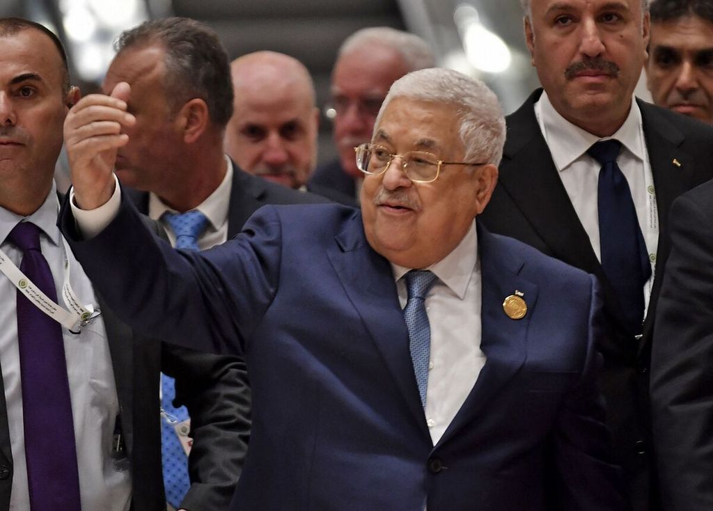 Presiden Palestina Mahmoud Abbas menghadiri Konferensi Tingkat Tinggi Negara-negara Arab di Aljazair, 1 November 2022.