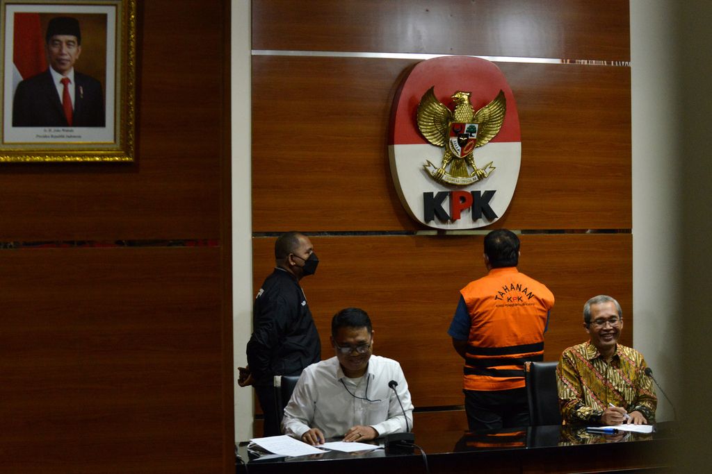 Direktur Penyidikan KPK Asep Guntur Rahayu dan Wakil Ketua KPK (kiri ke kanan dari depan) tertawa saat mendengar pertanyaan wartawan di Gedung Komisi Pemberantasan Korupsi (KPK), Jakarta, Kamis (5/1/2023). 