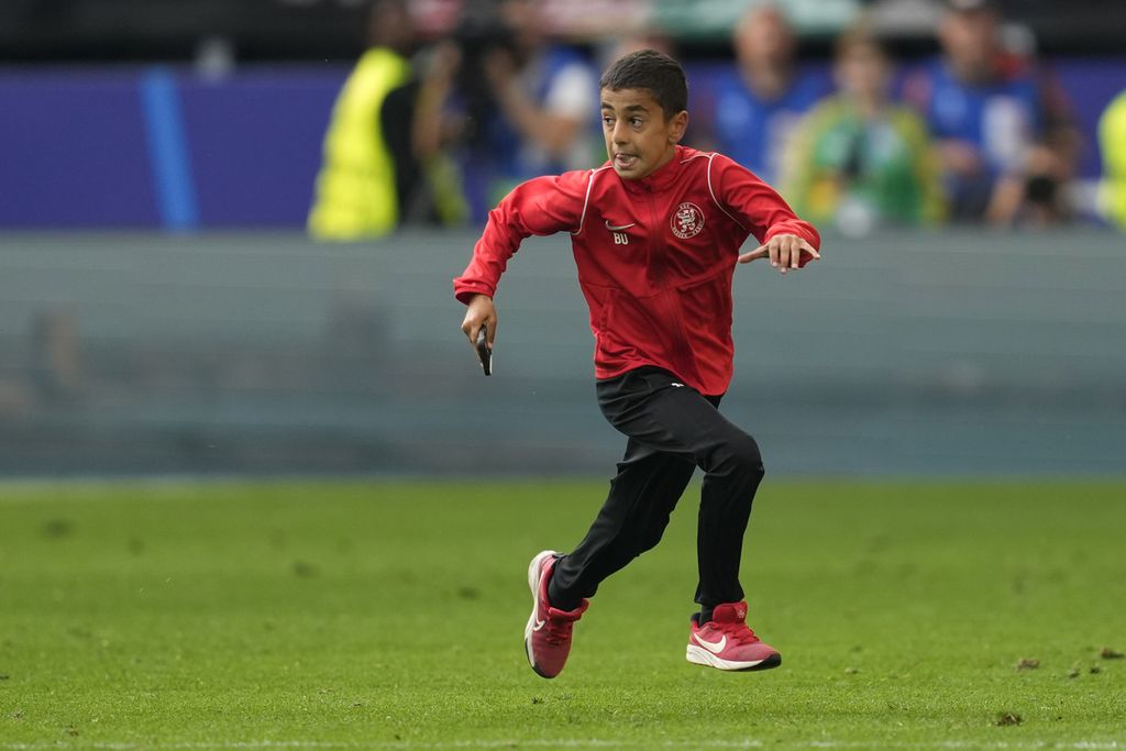 Seorang anak bernama Berat menerobos ke dalam lapangan saat pertandingan Grup F Piala Eropa 2024 antara Turki dan Portugal di Stadion Signal Iduna Park, Dortmund, Sabtu (22/6/2024). 