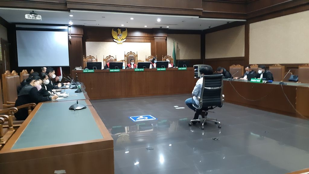 Terdakwa perkara korupsi pengelolaan dana investasi PT Asabri, Heru Hidayat, mendengarkan pembacaan putusan terhadap dirinya di Pengadilan Tindak Pidana Korupsi Jakarta, Selasa (18/1/2022).