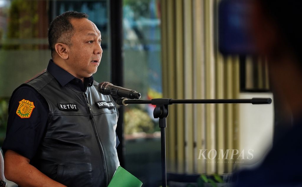 Kepala Pusat Penerangan Hukum Kejaksaan Agung Ketut Sumedana memberikan keterangan pers terkait putusan Mahkamah Agung atas hukuman seumur hidup terhadap Ferdy Sambo di Kejaksaan Agung, Jakarta, Rabu (9/8/2023).