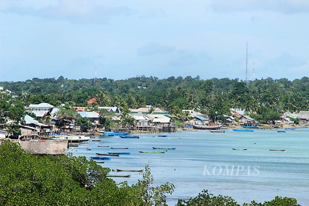 Suasana salah satu perkampungan nelayan di Kota Tual, Maluku, Jumat (12/6/2015).