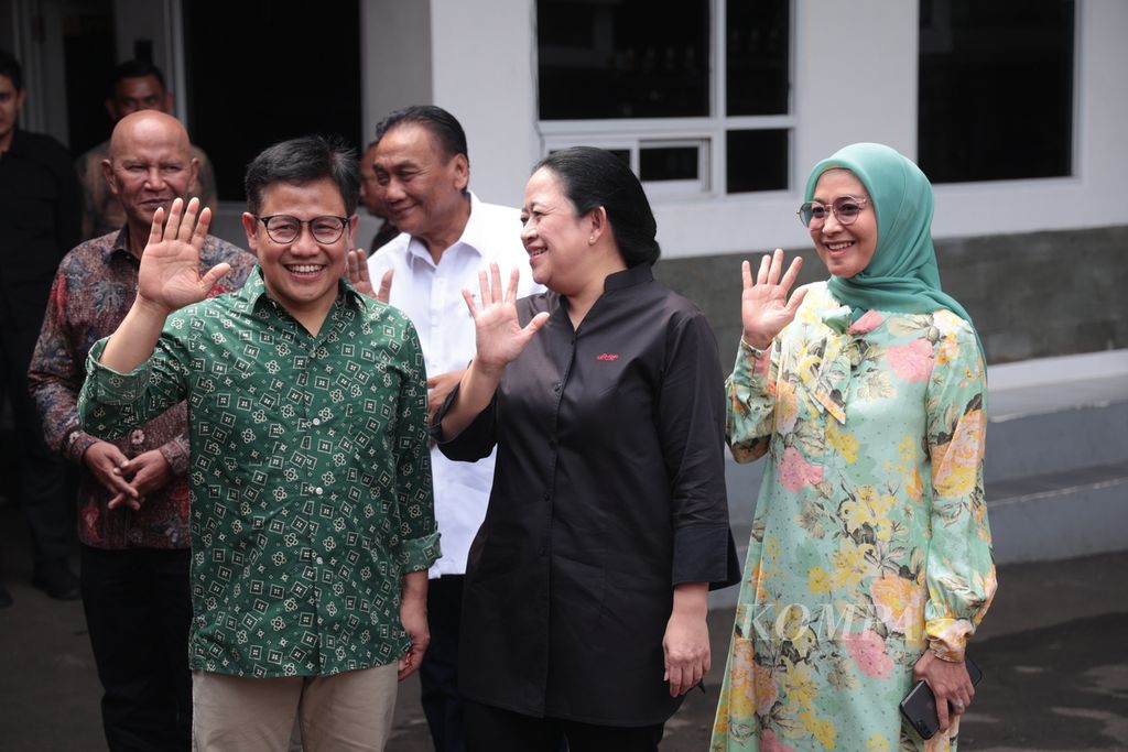 Ketua DPP PDI Perjuangan Puan Maharani (tengah) bertemu Ketua Umun Partai Kebangkitan Bangsa (PKB) Muhaimin Iskandar (kiri) didampingi istrinya Rustini Murtadho di Widya Chandra, Jakarta, Kamis (27/7/2023). 
