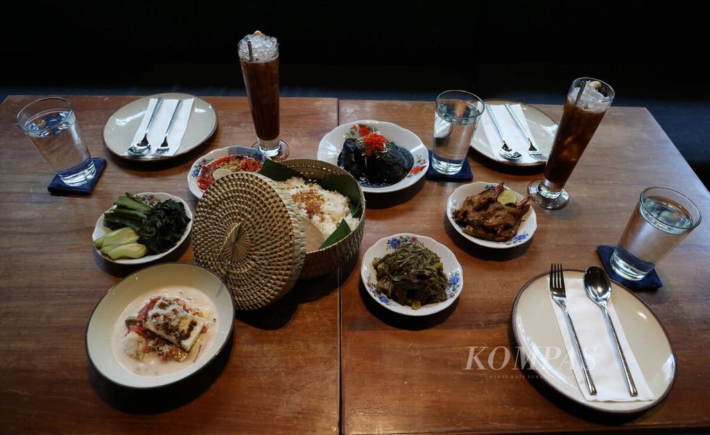Beberapa menu makanan Indonesia, seperti gulai ayam hitam, udang bakar pesisir, dendeng lambo, lado merah petai, bubur kampiun, dan minuman teh kawa, di restoran Kaum di kawasan Menteng, Jakarta, Jumat (9/6/2023). 