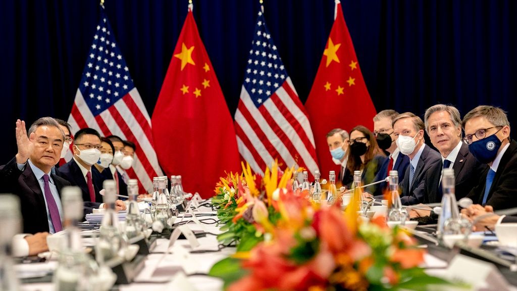 United States Secretary of State Antony Blinken (second from right) and Chinese Foreign Minister Wang Yi (left) hold a bilateral meeting in Nusa Dua, Badung Regency, Bali, on Saturday (7/9/2022). 