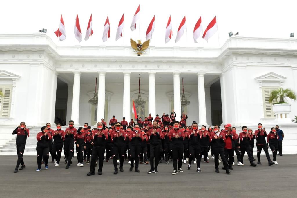 Presiden Joko Widodo melepas kontingen Indonesia yang akan berlaga pada SEA Games ke-31 di Vietnam pada 12-23 Mei 2022, Acara pelepasan digelar di halaman Istana Merdeka, Jakarta, Senin (9/5/2022).