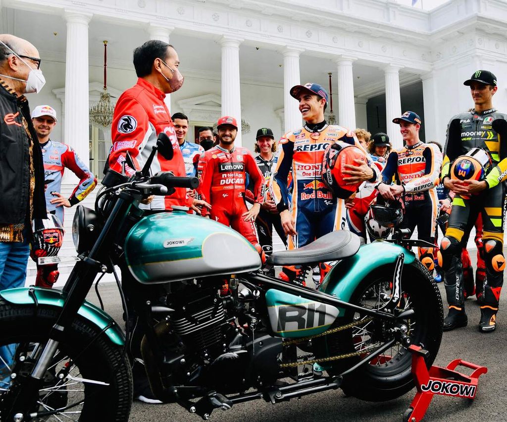 Presiden Joko Widodo berbincang dengan pebalap tim Repsol Honda Marc Marquez di Istana Merdeka, Jakarta, Kamis (16/3/2022), sebelum balapan MotoGP seri Indonesia di Sirkuit Mandalika, Nusa Tenggara Barat. 