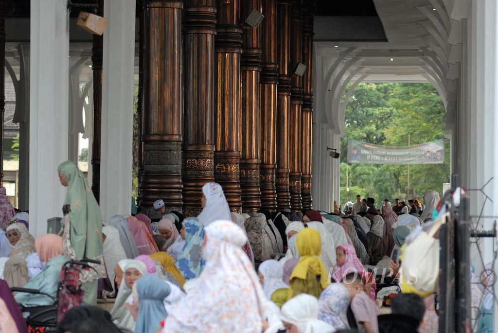 Umat Muslim mengikuti shalat Id di Masjid Agung Al-Falah Kota Jambi, Sabtu (22/4/2023). Tampak suasana persiapan shalat di masjid yang identik dengan sebutan "Masjid Seribu Tiang" itu. 