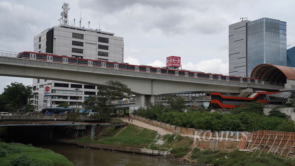 Rangkaian LRT Jabodebek diparkir di sekitar Stasiun LRT Ciliwung di Kramat Jati, Jakarta Timur, Senin (23/1/2023). 