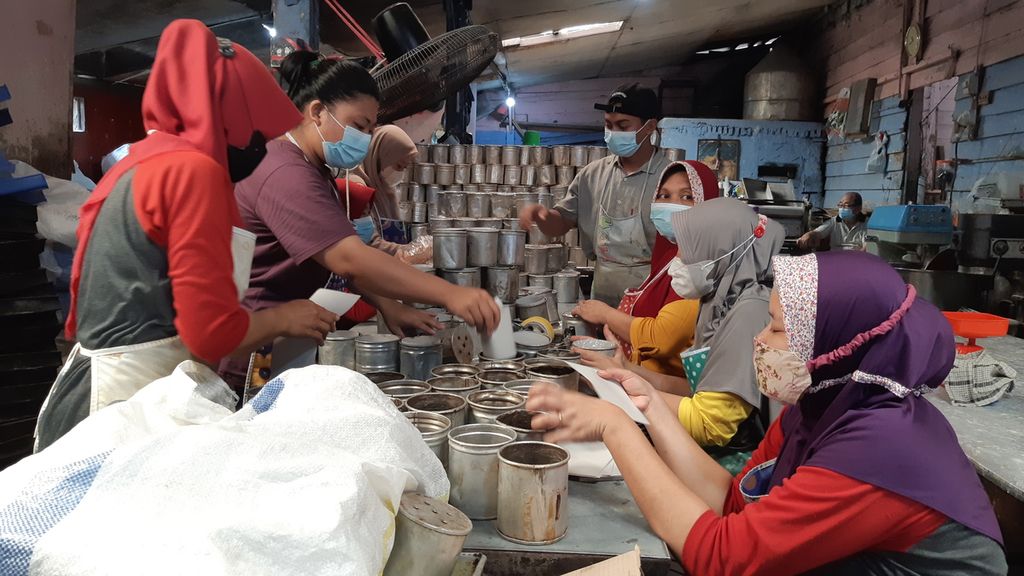 Pekerja menata cetakan tutun jelang Perayaan Imlek 2022 di salah satu sentra pembuatan kue Bandar Lampung, Lampung, Senin (24/1/2022). Tahun ini, permintaan kue tutun meningkat dibandingkan tahun lalu.