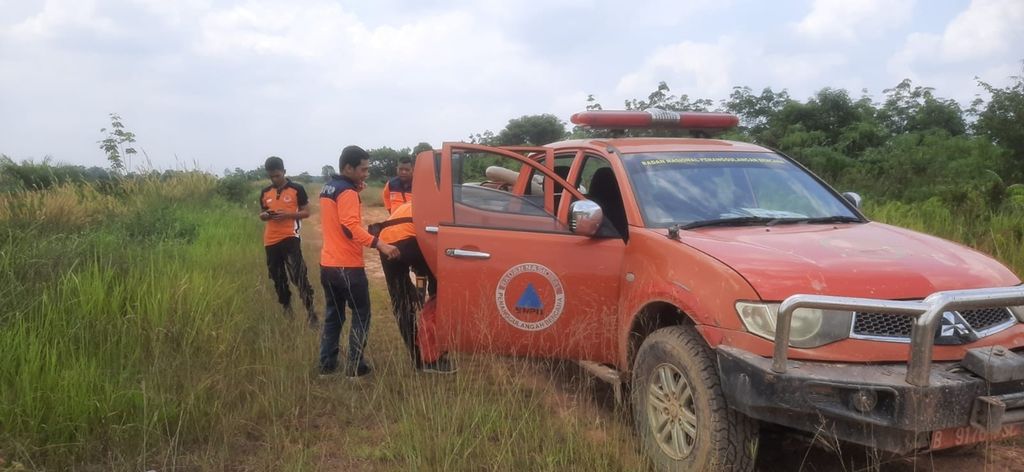 Tim berpatroli mengantisipasi kebakaran lahan di Kabupaten Kubu Raya, Kalimantan Barat, Senin (17/4/2023).