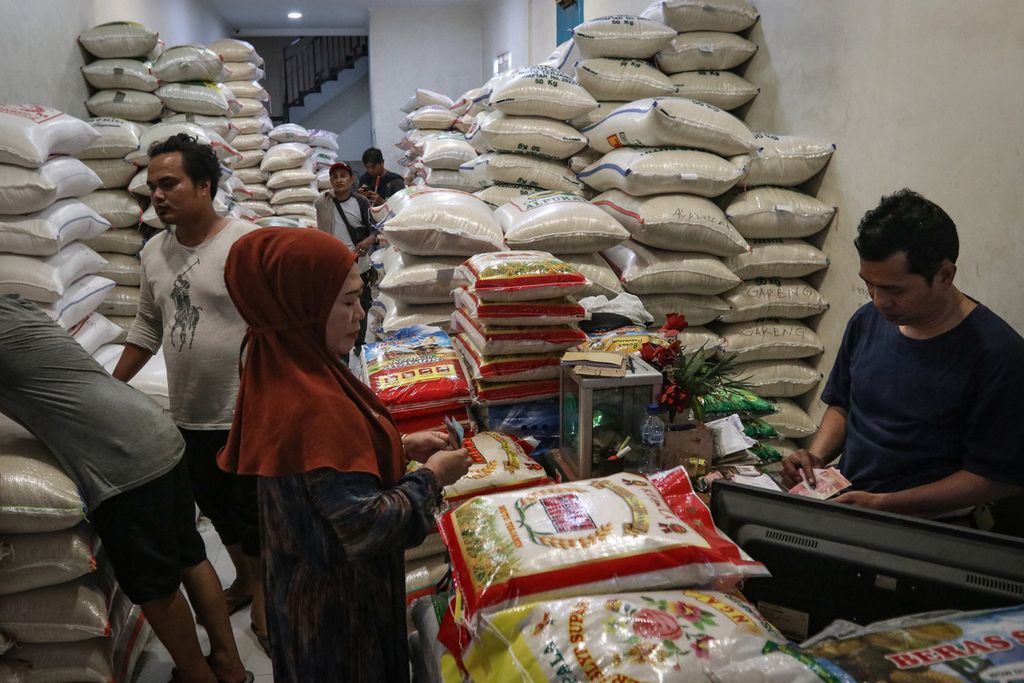 Aktivitas jual-beli di salah satu toko beras di kawasan Kebayoran Lama, Jakarta Selatan, Kamis (16/3/2023). Pemerintah memperbarui kebijakan tentang harga eceran tertinggi (HET) beras. Selain HET, pemerintah juga merevisi harga pembelian pemerintah (HPP) gabah dan beras. Melalui revisi ini, pemerintah berharap harga gabah di petani serta harga beras di pedagang dan konsumen berada di tingkat yang wajar. 