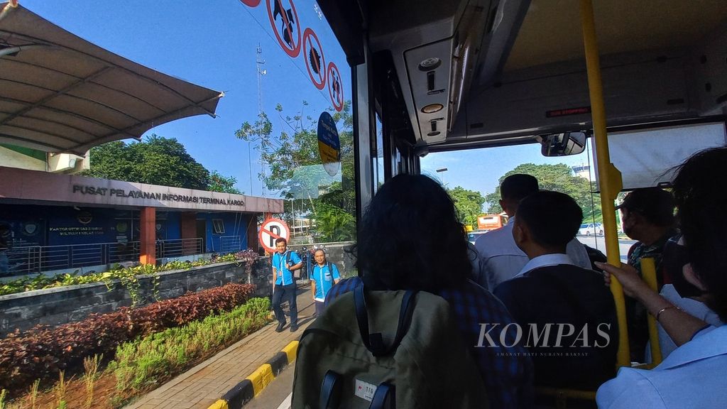 Penjabat Gubernur DKI Jakarta Heru Budi Hartono meluncurkan layanan baru Transjakarta dari Terminal Kalideres ke Bandara Soekarno-Hatta, Kamis (5/7/2023). Peluncuran itu juga menandai mulainya masa uji coba layanan rute SH1 yang akan berlangsung dua minggu. Layanan ke bandara ini untuk menyasar karyawan bandara yang banyak tinggal di kawasan Kalideres dan masyarakat umum. Sebanyak 10 bus <i>low entry </i>atau bus berpintu masuk rendah dioperasikan pada rute layanan baru di masa uji coba ini. Targetnya, 2.500 penumpang bisa dilayani per hari.