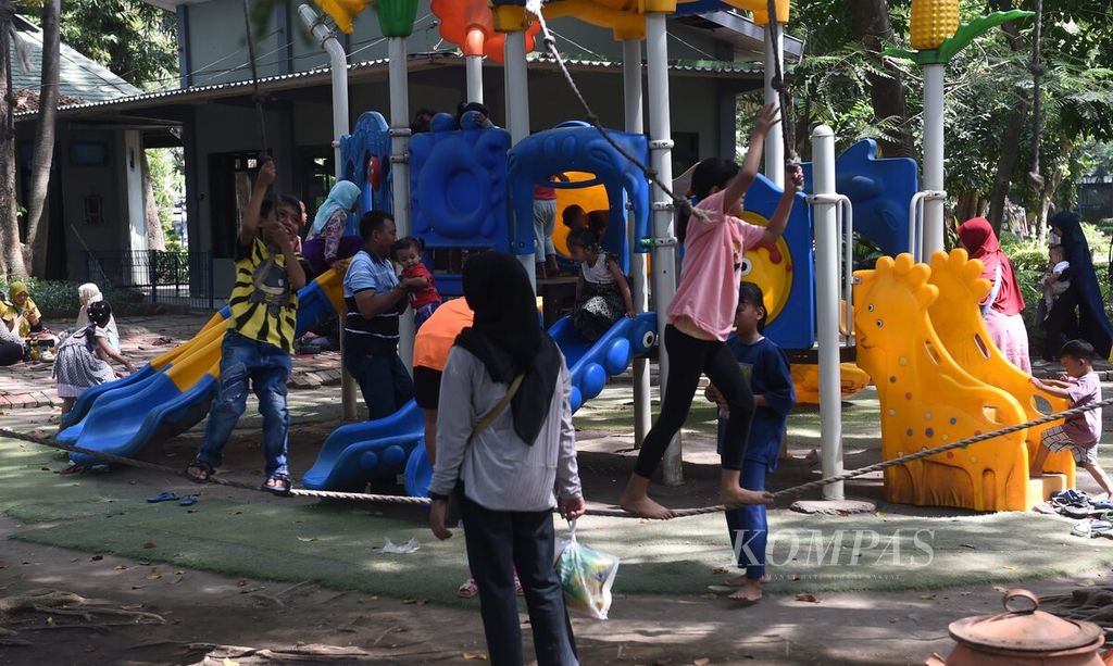 Anak bermain di Taman Flora, Surabaya, Jumat (2/6/2023). Pada hari libur bersama banyak warga memanfaatkan waktu bersama dengan keluarga di taman-taman kota. 
