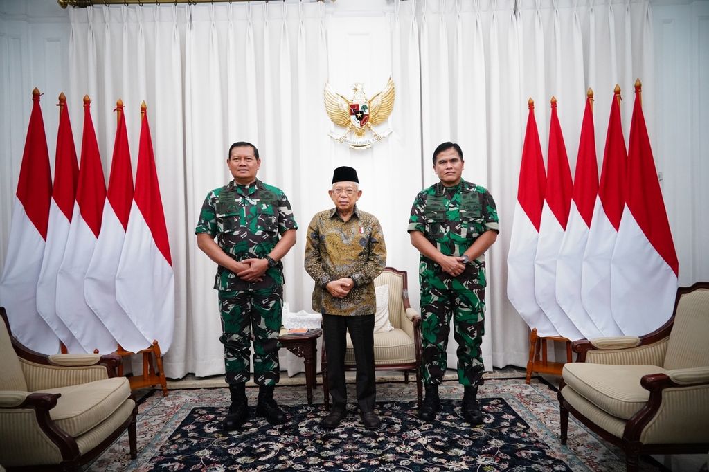 Wakil Presiden Ma'ruf Amin menerima Panglima TNI Laksamana Yudo Margono dan Kepala Staf TNI Angkatan Laut Laksamana Muhammad Ali di kediaman resmi Wapres di Jakarta, Selasa (3/1/2023).