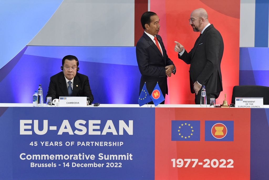 Presiden Dewan Eropa Charles Michel (kanan) berbicara dengan Presiden Joko Widodo dalam upacara pembukaan KTT Uni Eropa-ASEAN di Brussels, Belgia, Rabu (14/12/2022). 