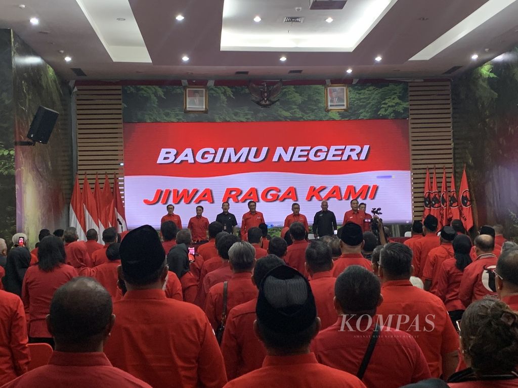 Seluruh jajaran pengurus DPD dan DPP mengikuti rapat koordinasi nasional di kantor DPP PDI-P, Jakarta, Senin (22/4/2024). Pertemuan ini digelar seusai putusan MK yang menolak gugatan Ganjar Pranowo-Mahfud MD dan Anies Baswedan-Muhaimin Iskandar.