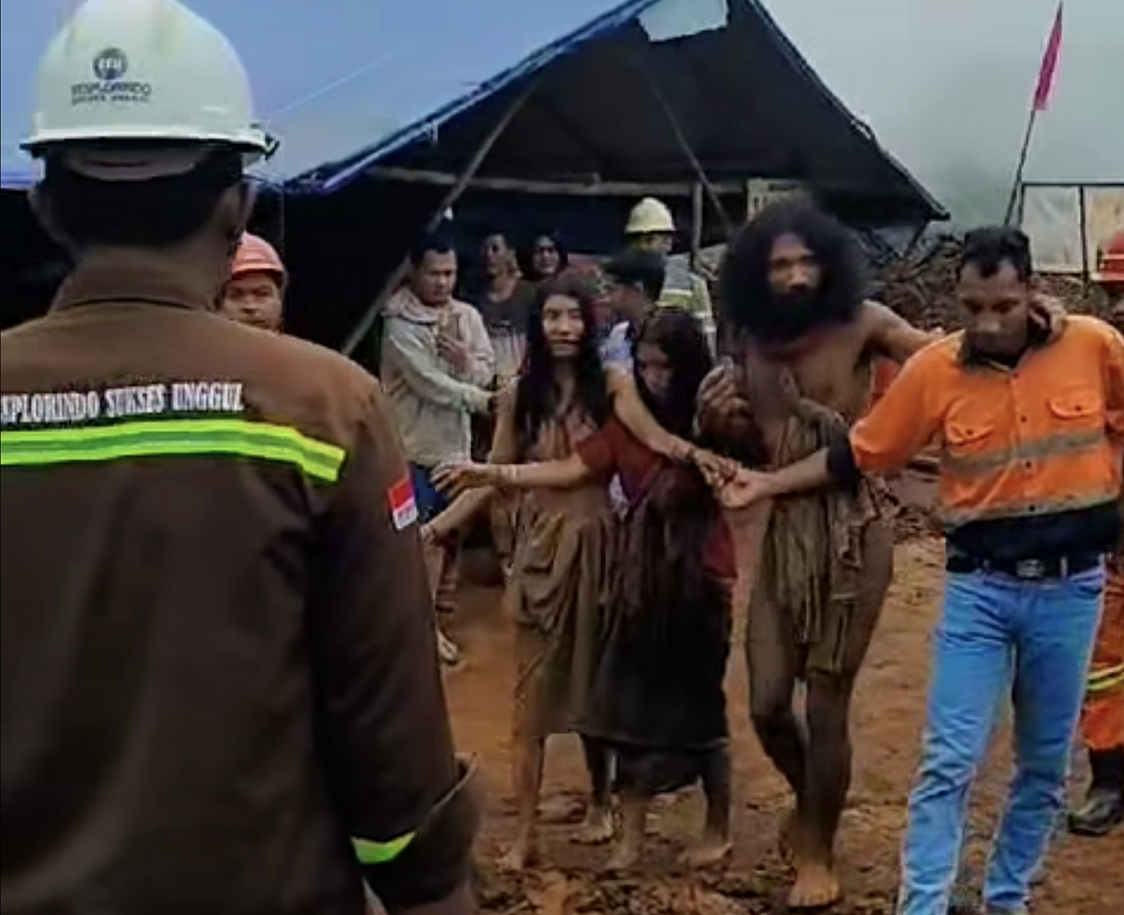 Potongan video yang menunjukkan tiga orang dari suku OHongana Manyawa menyambangi wilayah pembukaan lahan pertambangan nikel di Halmahera Tengah, Maluku Utara, Mei 2024.