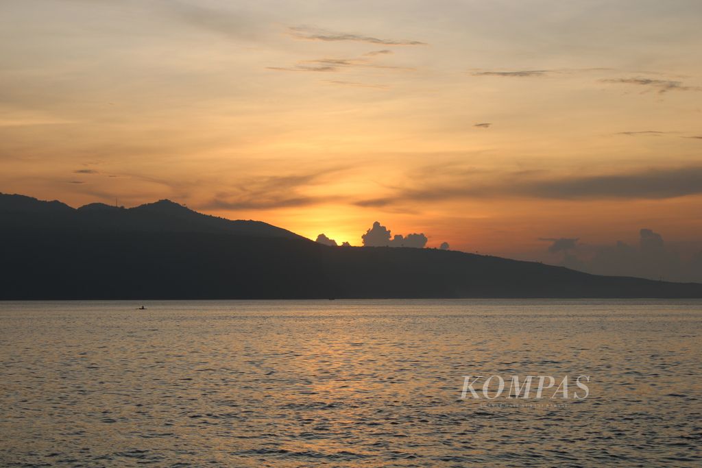 Detik-detik matahari menampakkan diri terlihat dari pesisir pantai Desa Lewotobi, Kecamatan Ile Bura, Kabupaten Flores Timur, Nusa Tenggara Timur, pada Minggu (7/1/2024). Matahari berada di balik Pulau Solor.