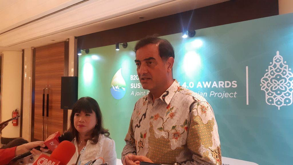 Ketua B20 Indonesia Shinta Kamdani (kiri) dan Chairman of B20 Sustainability 4.0 Award Christophe Piganiol (kanan) dalam acara B20 Sustainability Awards 4.0, Jakarta, Selasa (18/10/2022). 
