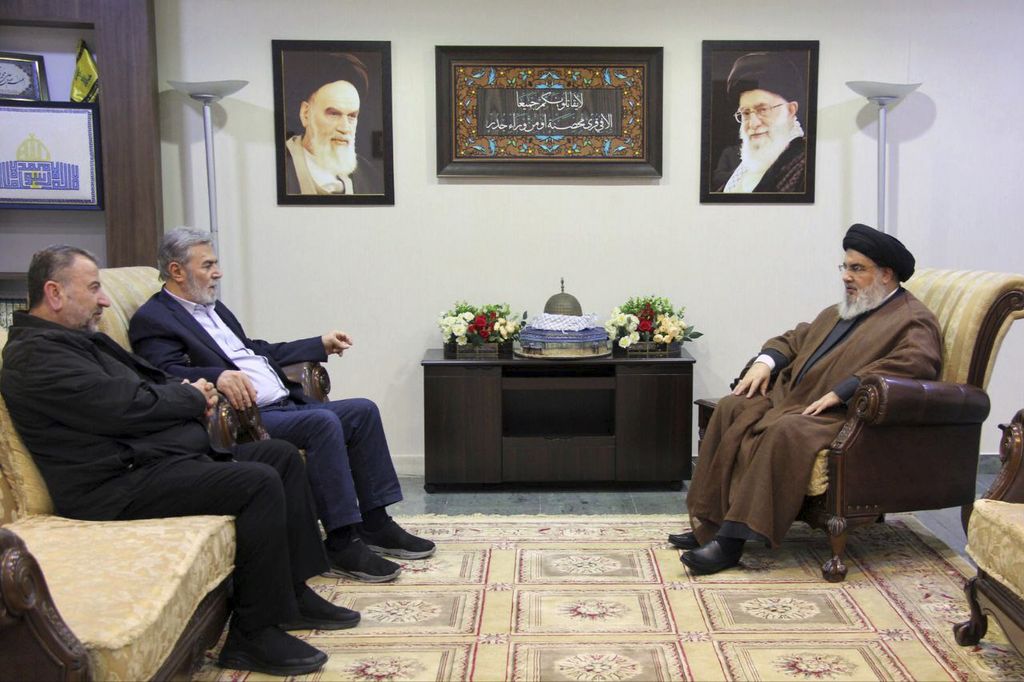 Foto Ayatollah Ruhollah Khomeini (kiri) terpampang di ruangan tempat pemimpin Hezbollah, Hassan Nasrallah (kanan), tengah berbincang dengan Ziad al-Nakleh, pemimpin kelompok Jihad Islam Palestina (kedua dari kiri), dan Wakil Pemimpin Biro Politik Hamas Saleh al-Arouri (kiri) di Beirut, Lebanon. 25 Oktober 2023. 