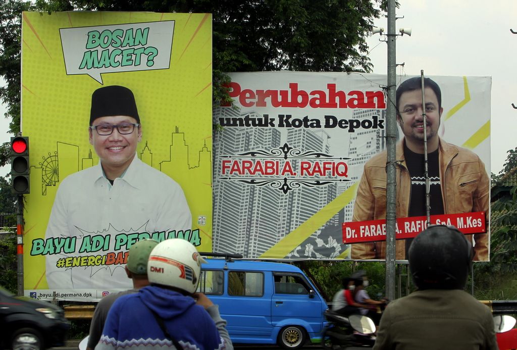 Spanduk-spanduk para calon yang akan ikut dalam Pilkada Depok 2020 di pasang di Jalan Arief Rahman Hakin Perempatan Lima Depok, Jawa barat, Minggu (5/4/2020). 