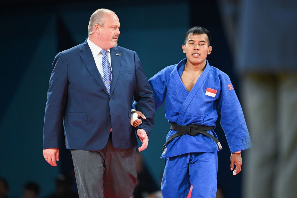 Judoki Indonesia, Junaedi (kanan), tampil dalam pertandingan semifinal kelas J1 60 kg putra cabang olahraga judo tunanetra Paralimpiade Paris 2024 melawan wakil Aljazair, Abdelkader Bouamer, di Champs-de-Mars Arena, Saint Denis, Perancis, Kamis (5/9/2024).