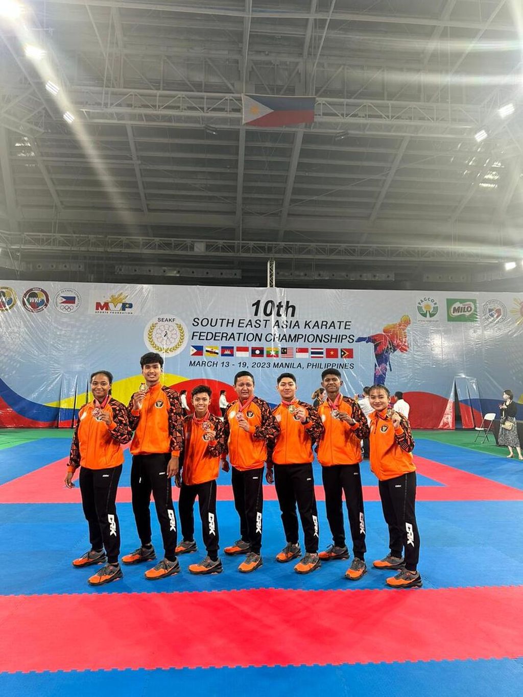 Beberapa atlet karate Indonesia berpose setelah mendapatkan medali pada Kejuaraan Federasi Karate Asia Tenggara atau SEAKF ke-10 di Manila, Filipina, Jumat (17/3/2023). 