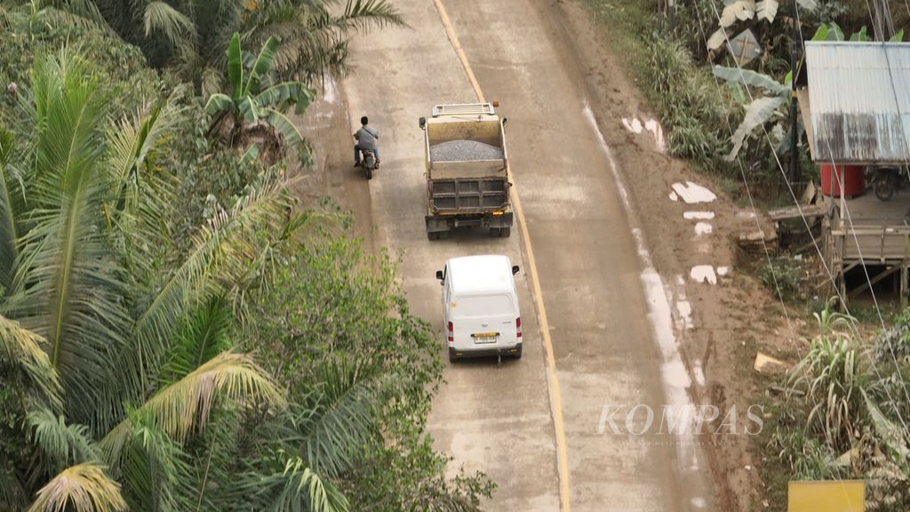 Sebuah truk pengangkut pasir tanpa penutup melaju di Desa Bumi Harapan, Kecamatan Sepaku, Kabupaten Penajam Paser Utara, Kalimantan Timur, Sabtu (4/11/2023). 