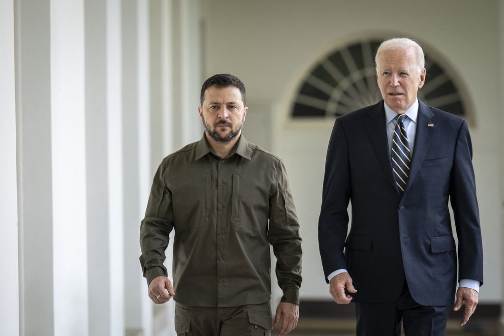 Presiden Amerika Serikat Joe Biden (kanan) dan Presiden Ukraina Volodymyr Zelenskyy berjalan menuju Ruang Oval di Gedung Putih, Washington DC, AS, pada 21 September 2023. 