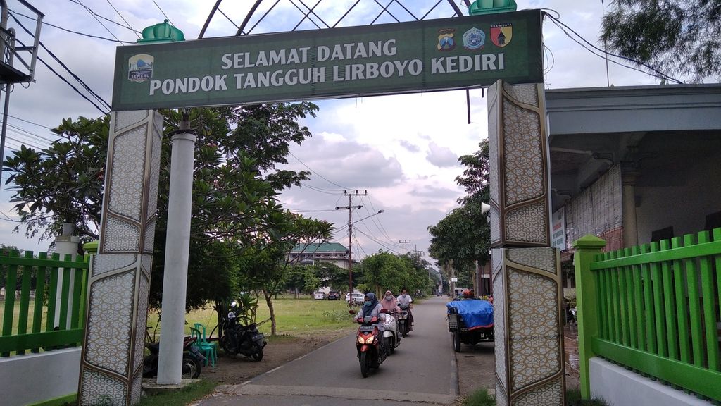 Ilustrasi: Suasana pintu gerbang Pondok Pesantren Lirboyo di Kota Kediri, Jawa Timur, Selasa (23/3/2021)