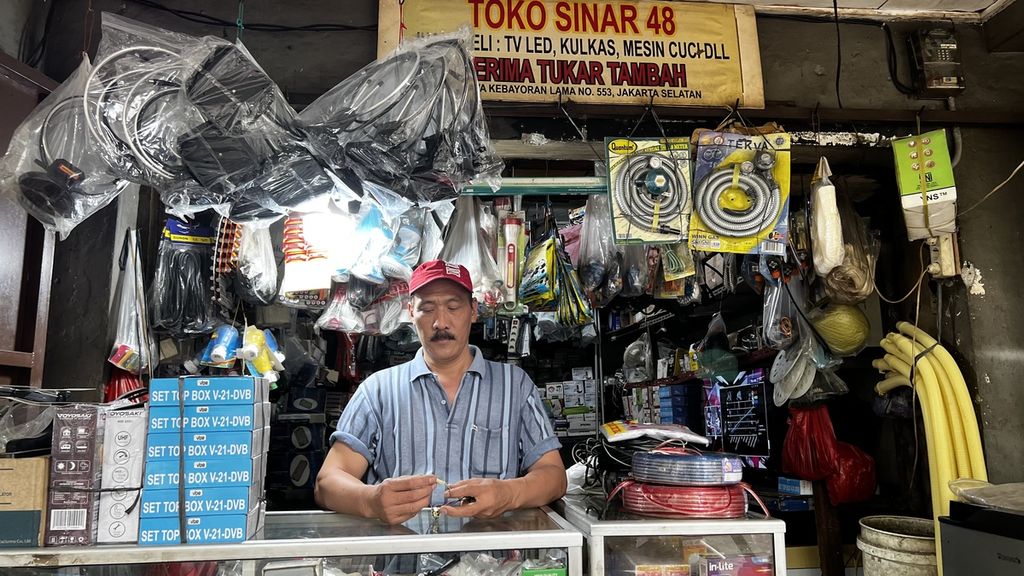 Seorang penjual <i>set top box</i> di Pasar Kebayoran Lama, Jakarta Selatan, Sabtu (12/11/2022)