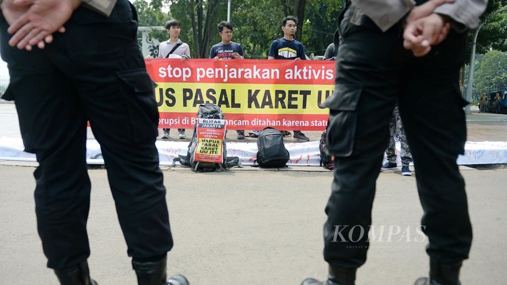 Aktivis yang tergabung dalam Komite Rakyat Pemberantas Korupsi menggelar unjuk rasa di depan Istana Merdeka Jakarta, Selasa (8/1/2019). Mereka menyerukan untuk menghapus pasal karet dalam UU ITE atau merevisinya agar tidak digunakan sebagai senjata para koruptor untuk menyerang balik aktivis antikorupsi.