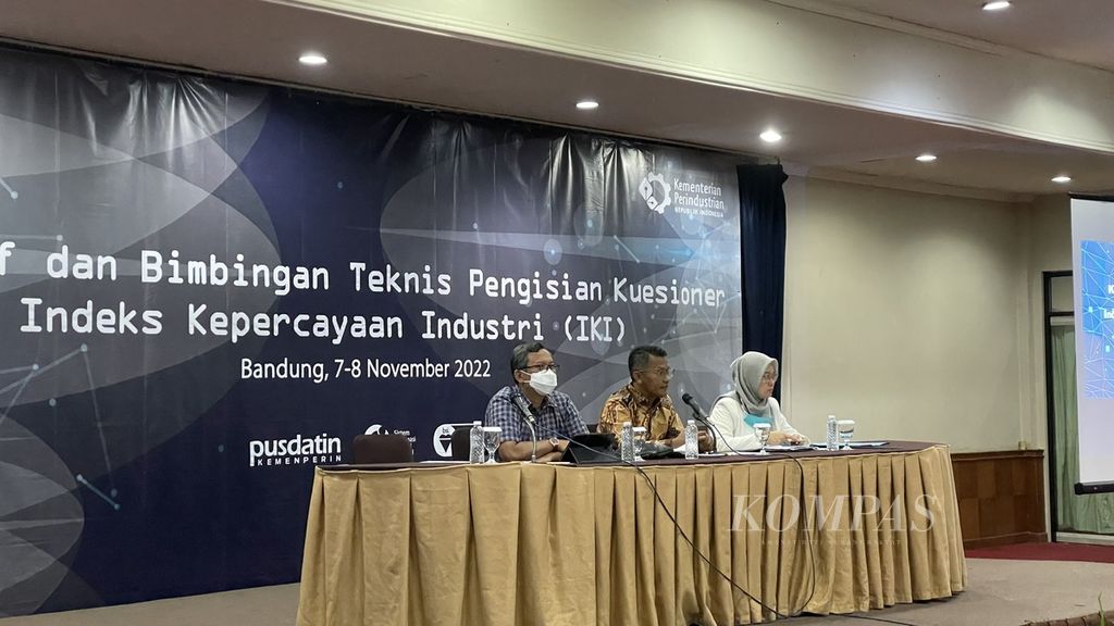 Staf Khusus Menteri Perindustrian Bidang Hukum dan Pengawasan Febri Hendri Antoni (tengah) membuka bimbingan teknis indeks kepercayaan industri (IKI) yang diselenggarakan Kementerian Perindustrian di Bandung, Jawa Barat, Selasa (8/11/2022).