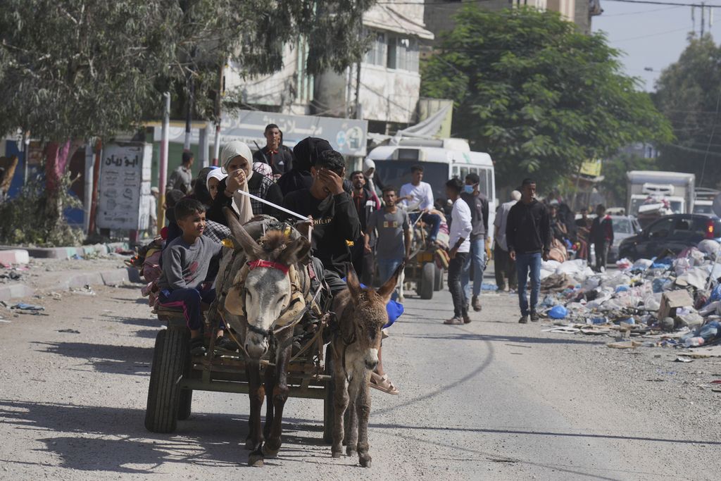 Warga Palestina mengungsi dari wilayah utara menuju wilayah selatan Gaza, Jumat (13/10/2023). Militer Israel mengeluarkan ultimatum pada warga sipil agar mengosongkan wilayah utara Gaza, sinyal kemungkinan Israel melancarkan serangan darat ke Gaza. 