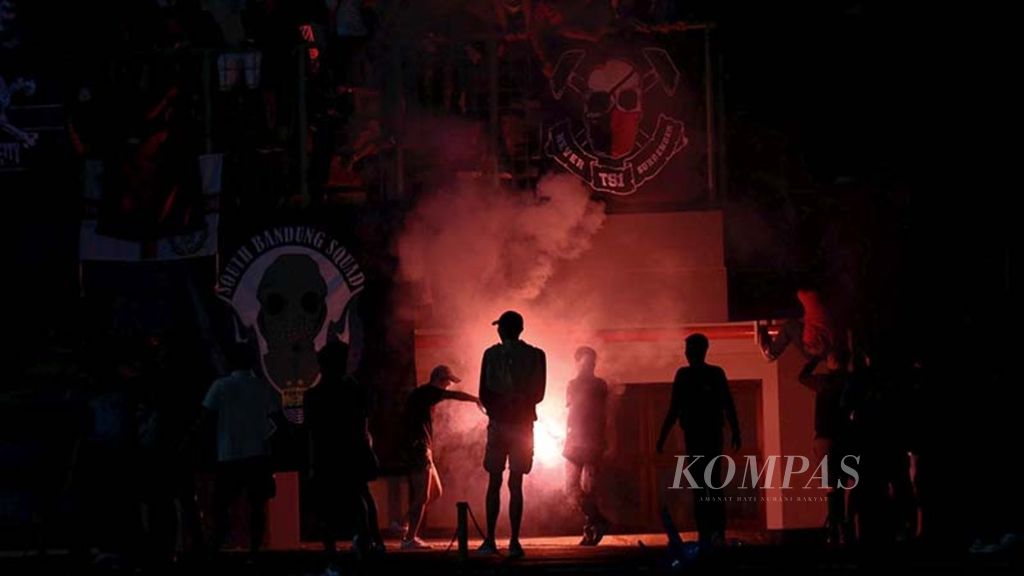 Ilustrasi - Bobotoh menyalakan flare saat rusuh antar sesama pendukung Persib Bandung.