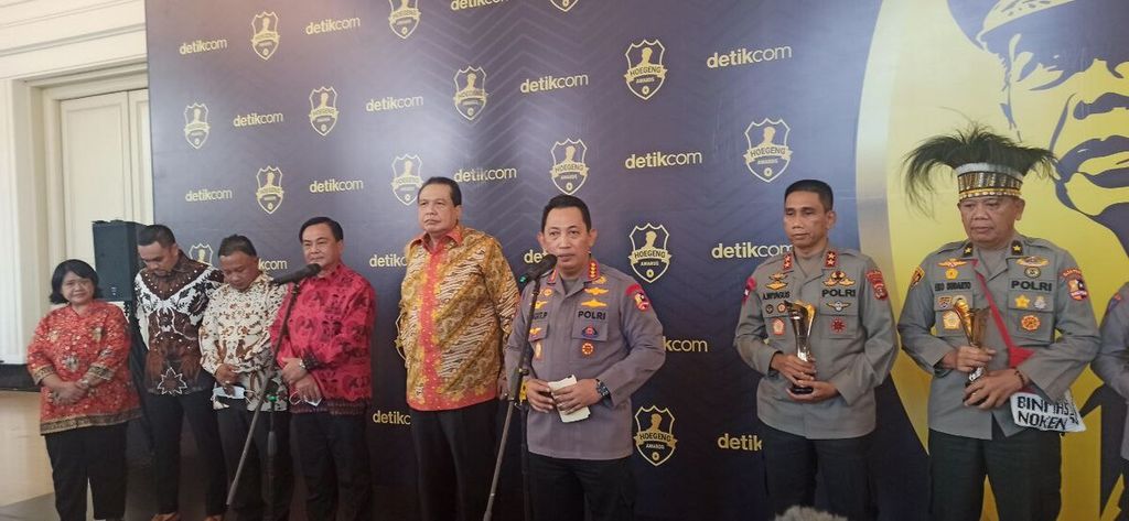 Kepala Polri Jenderal (Pol) Listyo Sigit Prabowo memberikan keterangan kepada media terkait pemberian penghargaan Hoegeng Award kepada tiga anggota polisi yang dinilai berdedikasi, inovatif, dan berintegritas di Jakarta, Jumat (1/7/2022).