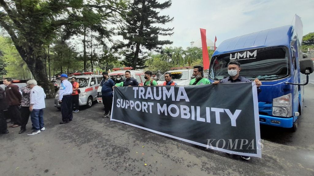 Tim Trauma Support Mobility yang akan terjun membantu korban Tragedi Kanjuruhan, di Universitas Muhammadiyah Malang, Malang, Jawa Timur, Kamis (6/10/2022).