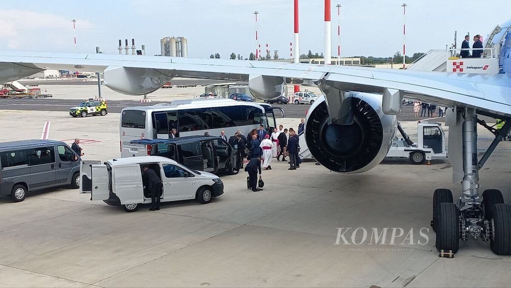 Rombongan kepausan yang akan mengikuti perjalanan apostolik Paus Fransiskus ke Asia-Oseania tiba di dekat pesawat A330 dengan nomor penerbangan AZ4000 di Bandara Leonardo da Vinci, Fiumicino, Roma, Senin (2/9/2024). Indonesia menjadi negara pertama yang dikunjungi Paus Fransiskus.