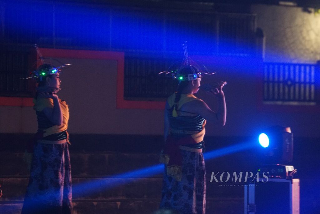 Penari lengger mengenakan mahkota antena dalam pertunjukan "Meramu Lengger Signal Angkasa" di Kota Lama Banyumas, Jawa Tengah, Sabtu (25/2/2023) malam.