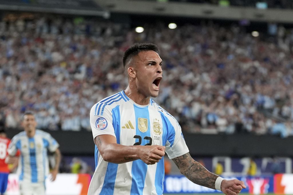 Pemain Argentina Lautaro Martinez merayakan golnya ke gawang Chile pada laga Grup A Copa America di East Rutherford, New Jersey, Amerika Serikat, Rabu (26/6/2024) pagi WIB. 