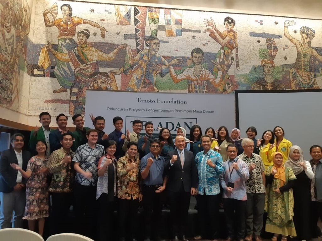 Penerima beasiswa Tanoto Foundation berfoto bersama CEO Global Tanoto Foundation J Satrijo Tanudjojo seusai peluncuran program Teladan di Jakarta, Kamis (6/9/2018).