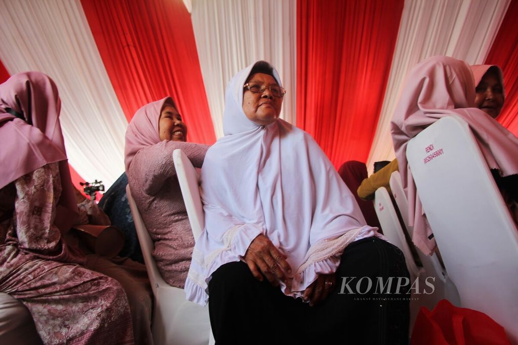 Rohani (70), salah seorang korban pelanggaran HAM berat di Rumoh Geudong, di Desa Bili, Kecamatan Glumpang Tiga, Kabupaten Pidie, Aceh, saat hadir dalam acara peluncuran penyelesaian non-yudisial, Selasa (27/6/2023).