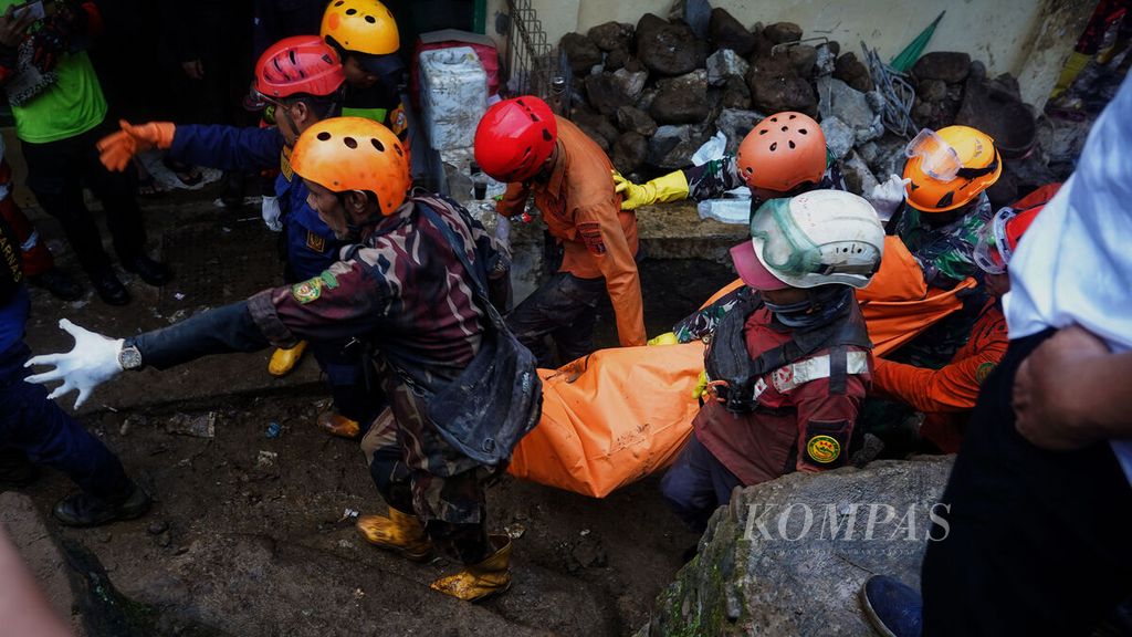 Proses evakuasi jenazah Cucum (50) yang ditemukan tertimbun longsoran di Kampung Sirnasari, Kelurahan Empang, Kota Bogor, Jawa Barat, Kamis (16/3/2023). 