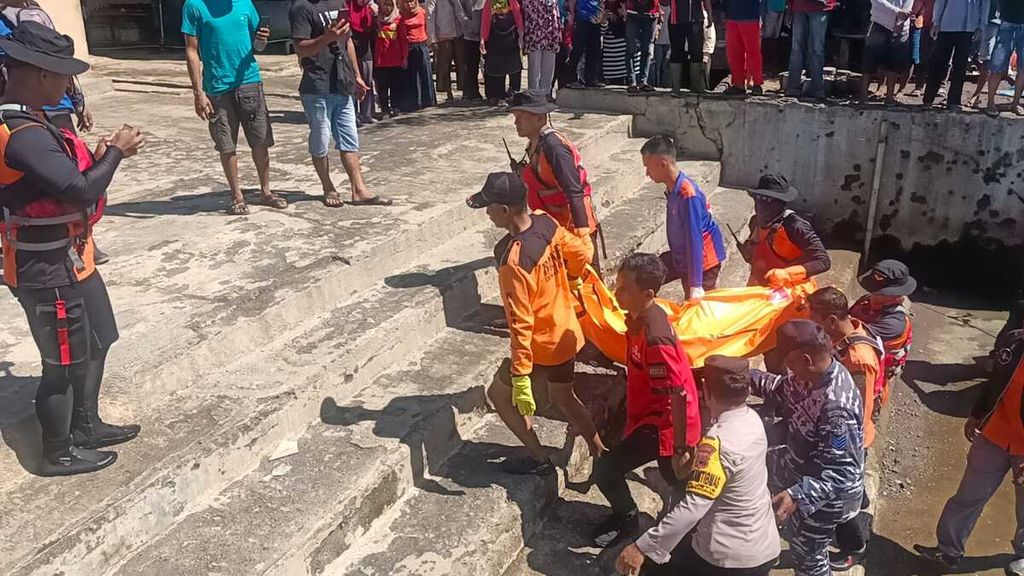 Tim SAR gabungan mengevakuasi korban remaja tenggelam di Pantai Sidayu, Cilacap, Jawa Tengah, Senin (5/2/2024).